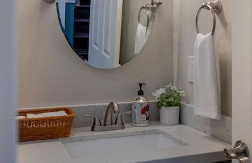 Minor House | 1116 Entire · 6b4b Entire House in Capitol Hill/Central Location