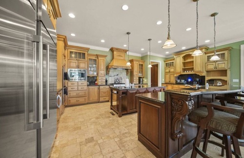 Morris House | 12,000 SF Mansion w/Pool & Lakeview