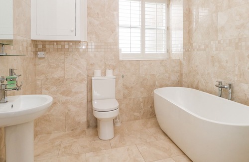 Buxton Apartment | 12 EAGLE PARADE, family friendly, luxury holiday cottage in Buxton