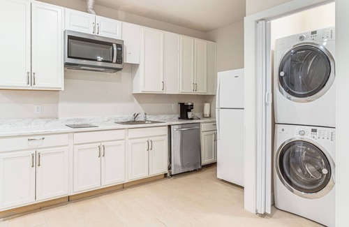 Aurora Apartment | 12 Mi to Hospitals: Modern Apartment in Aurora!