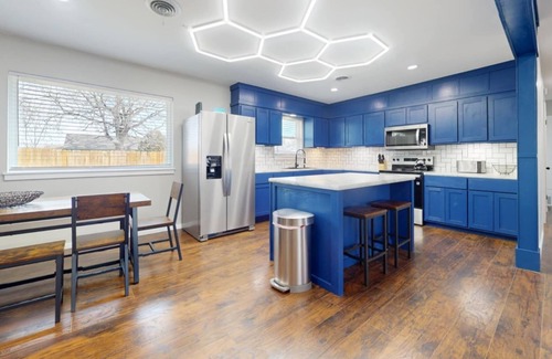 Davis House | 12 Minutes from Crossbar and Turner Falls, Sleeps up to 10, Fast Wi-Fi