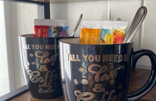 Davis House | 12 Minutes from Crossbar and Turner Falls, Sleeps up to 10, Fast Wi-Fi