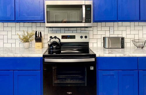 Davis House | 12 Minutes from Crossbar and Turner Falls, Sleeps up to 10, Fast Wi-Fi