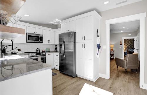 Midtown Apartment | 12 Minutes to Elvis, Classic 1900s Revitalized