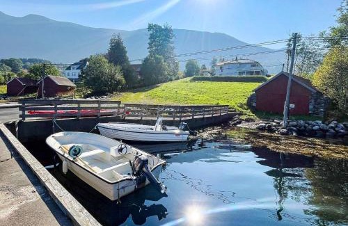 Davik House | 12 person holiday home in Davik