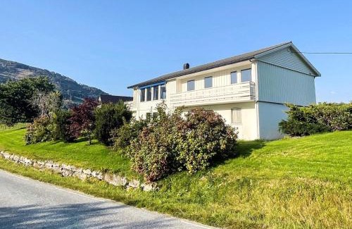 Davik House | 12 person holiday home in Davik