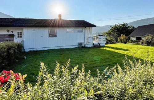 Davik House | 12 person holiday home in Davik