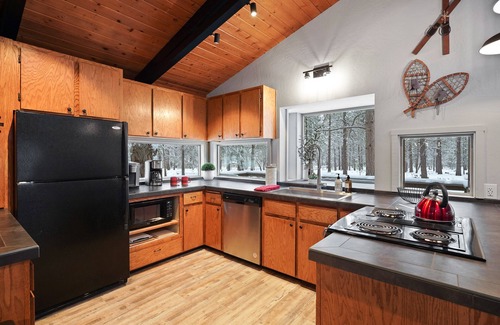 Sunriver House | 12 Quartz Mtn - Updated and Classy! Pickleball, SHARC, Fireplace, Backs to Sunriver Forest