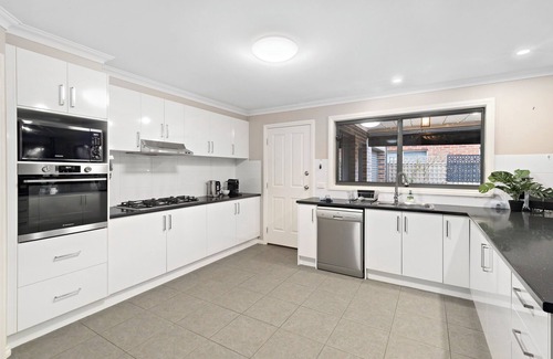 Sebastopol House | 13 bedrooms,6.5 bathroom, sleeps 40+, playgrounds, giant checkers, table tennis