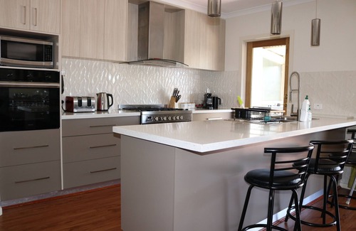 Sebastopol House | 13 bedrooms,6.5 bathroom, sleeps 40+, playgrounds, giant checkers, table tennis