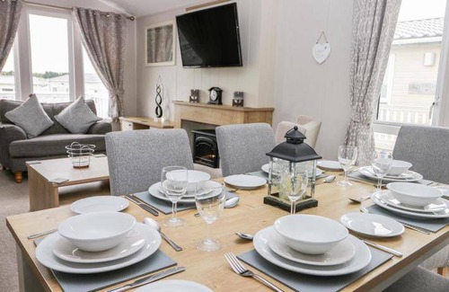 Cayton Bay House | 130 m² House ∙ 3 bedrooms ∙ 6 guests