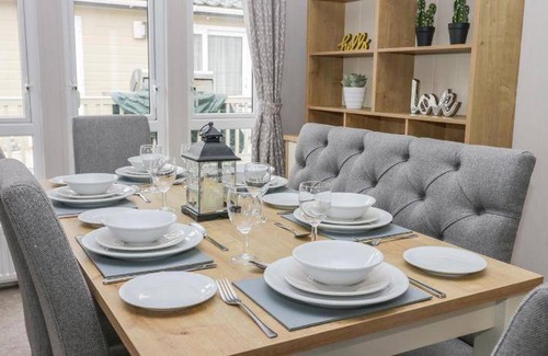 Cayton Bay House | 130 m² House ∙ 3 bedrooms ∙ 6 guests