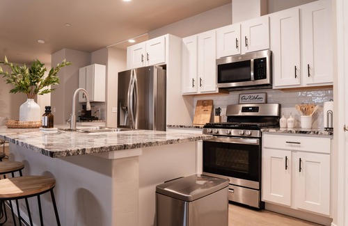 Fruitvale House | 13mins to airport/Sleeps10/Mins to attractions/Winery,Monument/Grill/Pool table