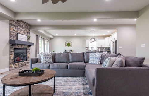 Table Rock House | 14 Bedroom w/Hot Tub-Outdoor/Indoor Community Pool