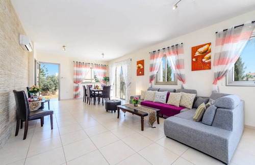 Protaras House | 140 m² Bungalow ∙ 3 bedrooms ∙ 6 guests