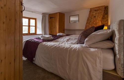 Bloxham House | 14th-century cosy 3-bed cottage Business stays