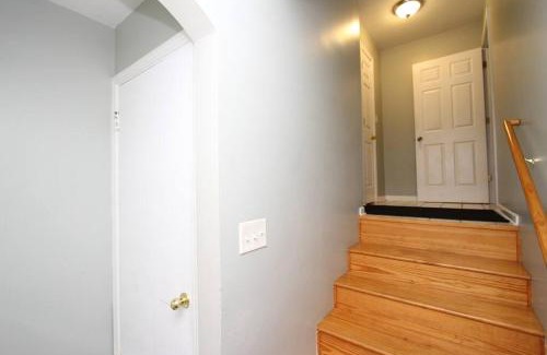 Jefferson Park Apartment | 15 min Ohare/Rivers Casino/Downtown & Parking2