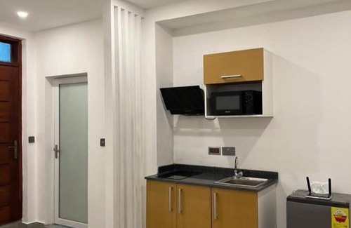 Madina Apartment | 15 minutes drive to the airport, close to Melcom and Pizza Hut.