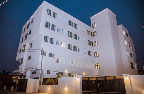 Madina Apartment | 15 minutes drive to the airport, close to Melcom and Pizza Hut.