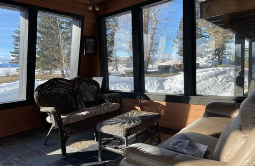 Mountain View House | 15 Minutes from Waterton Lakes National Park! Gorgeous views and yard, sleeps 19