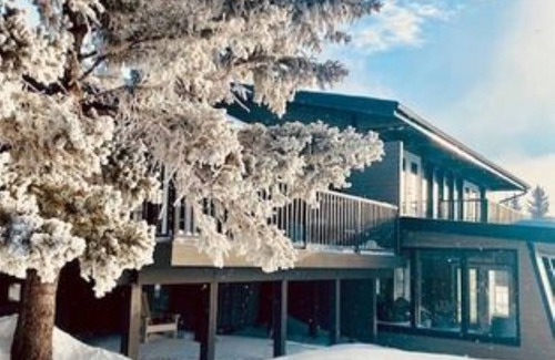 Mountain View House | 15 Minutes from Waterton Lakes National Park! Gorgeous views and yard, sleeps 19