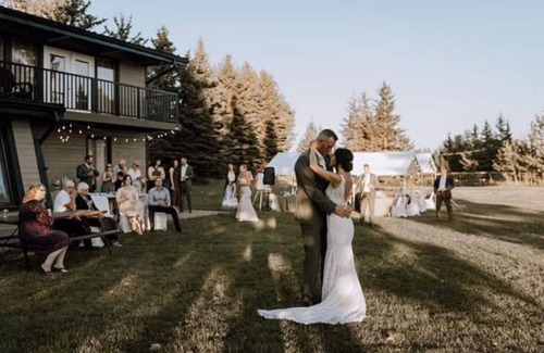 Mountain View House | 15 Minutes from Waterton Lakes National Park! Gorgeous views and yard, sleeps 19