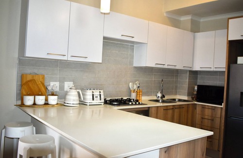 Greater Johannesburg Metropolitan Area Apartment | 15 minutes to all Johannesburg heart travels - OR Tambo Airport, cozy 1 bedroom.