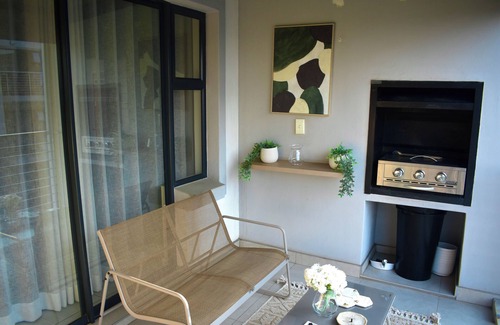 Greater Johannesburg Metropolitan Area Apartment | 15 minutes to all Johannesburg heart travels - OR Tambo Airport, cozy 1 bedroom.