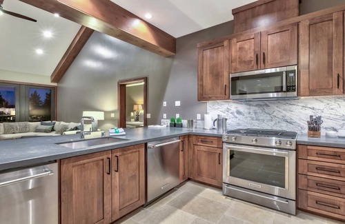 Lakeside Park Condo | 150 m² Condo ∙ 3 bedrooms ∙ 8 guests