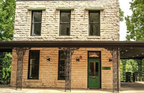 Eureka Springs Historic District House | 151 Spring Downtown Eureka Springs Suite C