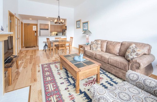 Lakeside Village Condo | 1546 | Wonderful View, Pool & Spa On Keystone Lake
