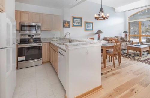 Lakeside Village Condo | 1546 | Wonderful View, Pool & Spa On Keystone Lake