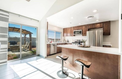 Paradise House | 15min from strip 3bdrm 2bath