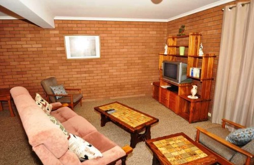 Dalmeny House | 16 Haddrill Parade