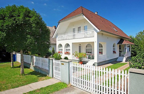 Balatonszarszo House | 160 m² House ∙ 7 bedrooms ∙ 14 guests