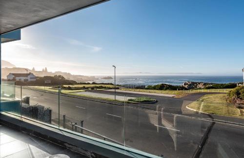 Westcliff Apartment | 17 Marine - 3Bedroom Sea-Facing Apt101