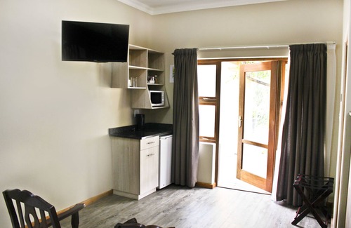 Beaufort West House | 17 on Bird Guest House