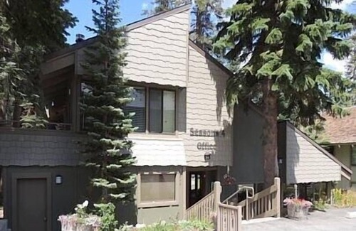 Mammoth Lakes Condo | #179 A cozy and modern one bedroom, one bath unit. Steps from the free shuttle