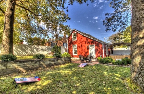 St. Charles House | 1790's Renovated Barn, Main Street St. Charles, Hot Tub in private backyard!