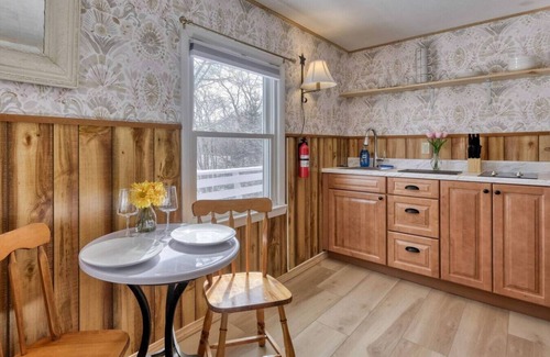 Trenton Apartment | 18 Acadia Lodge King Bed AC Open Hearth Inn