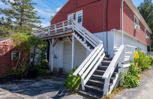 Trenton Apartment | 18 Acadia Lodge King Bed AC Open Hearth Inn