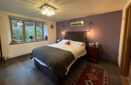 Ford Cottage | 18 Century Thatched Cottage tucked away secluded garden near Goodwood Racecourse