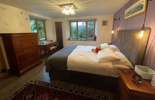 Ford Cottage | 18 Century Thatched Cottage tucked away secluded garden near Goodwood Racecourse