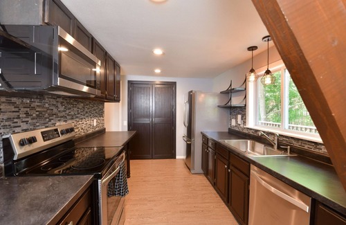 Lake Delton Villa | 18 person Villa located right across Lake Delton