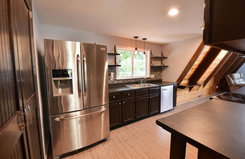 Lake Delton Villa | 18 person Villa located right across Lake Delton