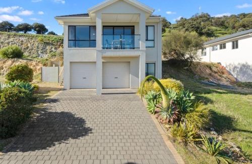 Normanville House | 18 Turnberry Drive