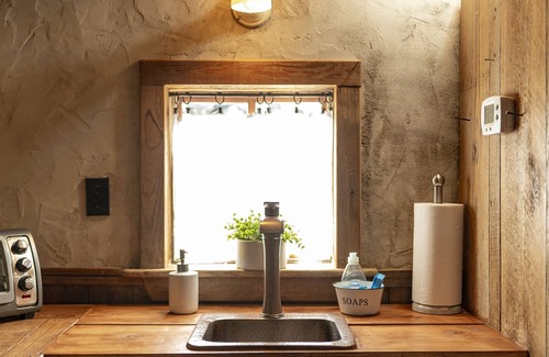 Fredericksburg Cabin | 1800's Cactus Cabin/Hot Tub/Voted Most Romantic! Close to Downtown! Peaceful!