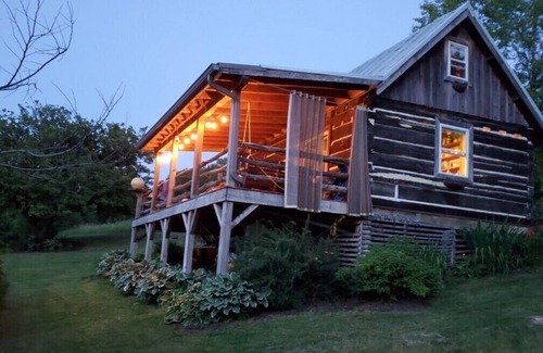 Bellevue Cabin | 1850 Rustic Cabin 20acre Prairie 3stocked ponds