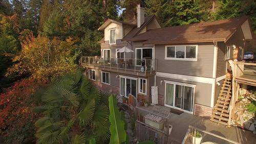 Halfmoon Bay Bed & Breakfast | 186 m² Bed and breakfast ∙ 4 bedrooms ∙ 8 guests