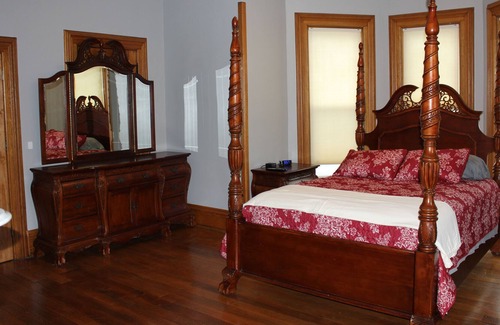 Brimfield House | 1885 Inn - Brick Farmhouse in the Country